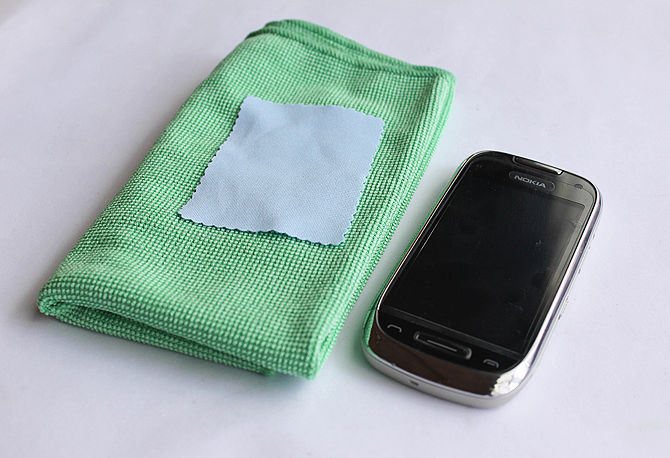 چگونه صفحه نمایش لمسی گوشی خود را تمیز کنیم