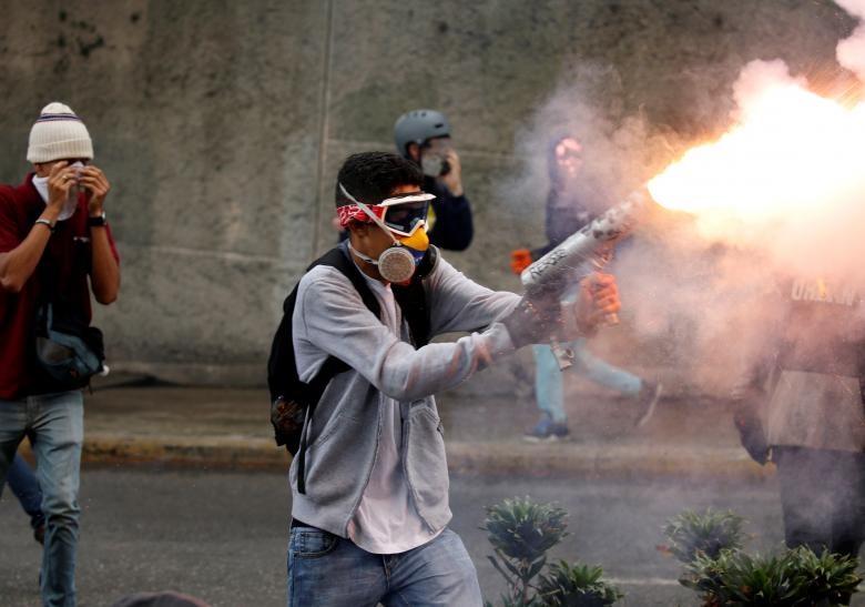 درگیری پلیس و مردم در اعتراضات خیابانی علیه رئیس‌جمهور ونزوئلا