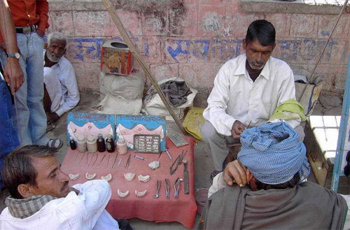 Street dentist in India