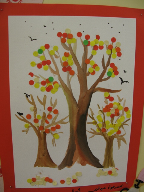 درست کردن درخت پاییزی با خرده پانچ در کلاس نقاشی-کاردستی