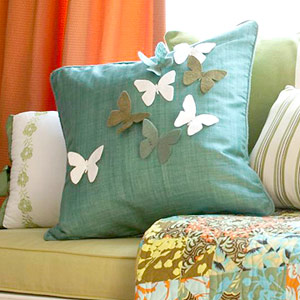تزئین کوسن با پروانه پارچه ای