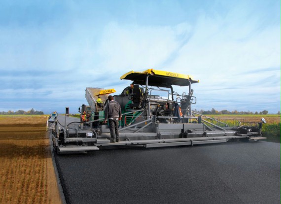 The sub-base and the lower asphalt courses were placed without tensioned wires, using satellite-aided navigation. A top quality pavement was built with a joint-free wearing course.