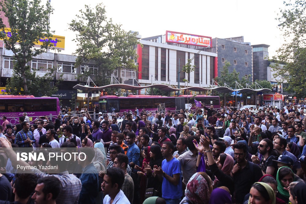 شادی مردم تهران پس از انتخابات ۲۹ اردیبهشت