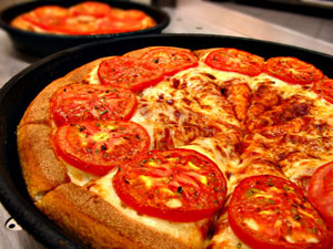پیتزا , طرزتهیه پیتزا مرغ گوجه فرنگی , طریقه مصرف گوجه در پیتزا 