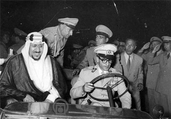 بوسیدن دست شاه توسط پادشاه عربستان 
