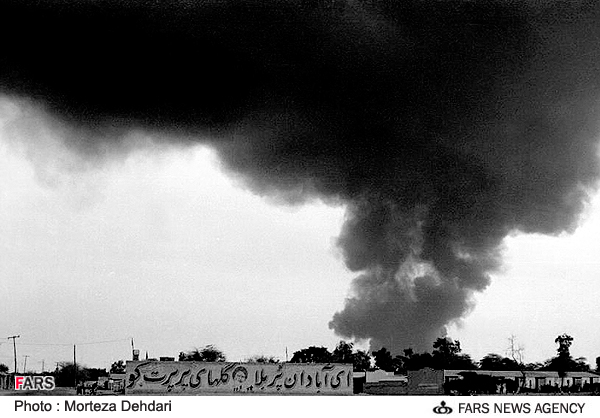 دود برخاسته از بمباران هوائي در آسمان شهر آبادان