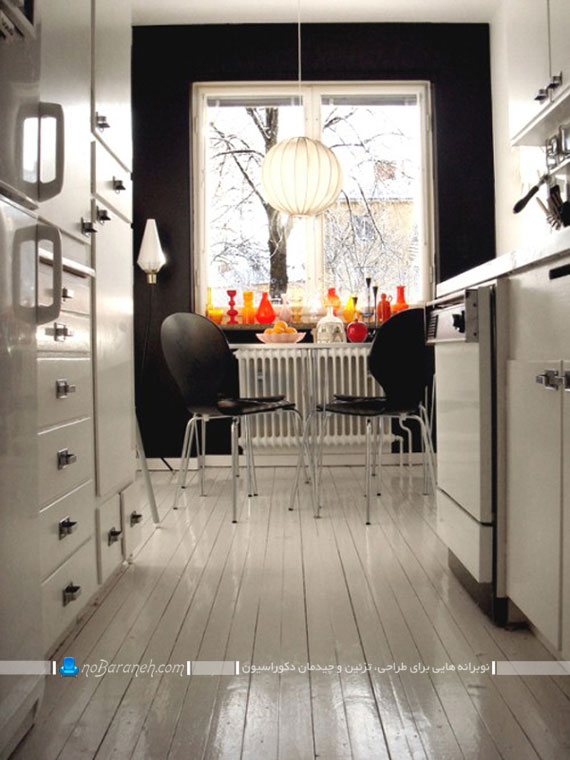دکوراسیون آشپزخانه با دیوارهای سیاه و کابینت و کفپوش سفید