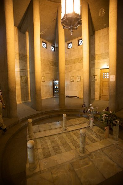 399px-Avicenna_Mausoleum_interior.jpg