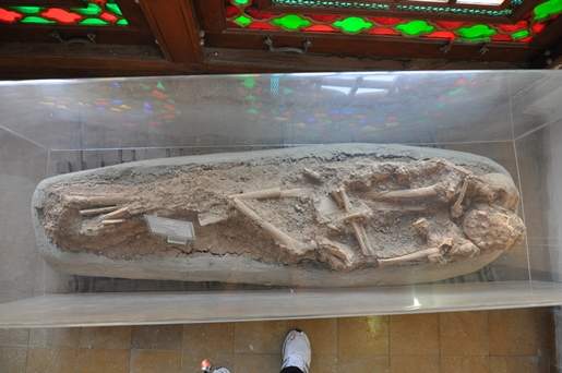 اسکلت دو جنازه دفن شده در آغوش یکدیگر کشف شده در شهرک زاگرس سنندج (هزاره اول قبل از میلاد)