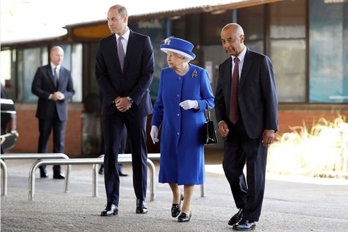دیدار ملکه الیزابت و نوه اش با قربانیان برج سوختۀ لندن