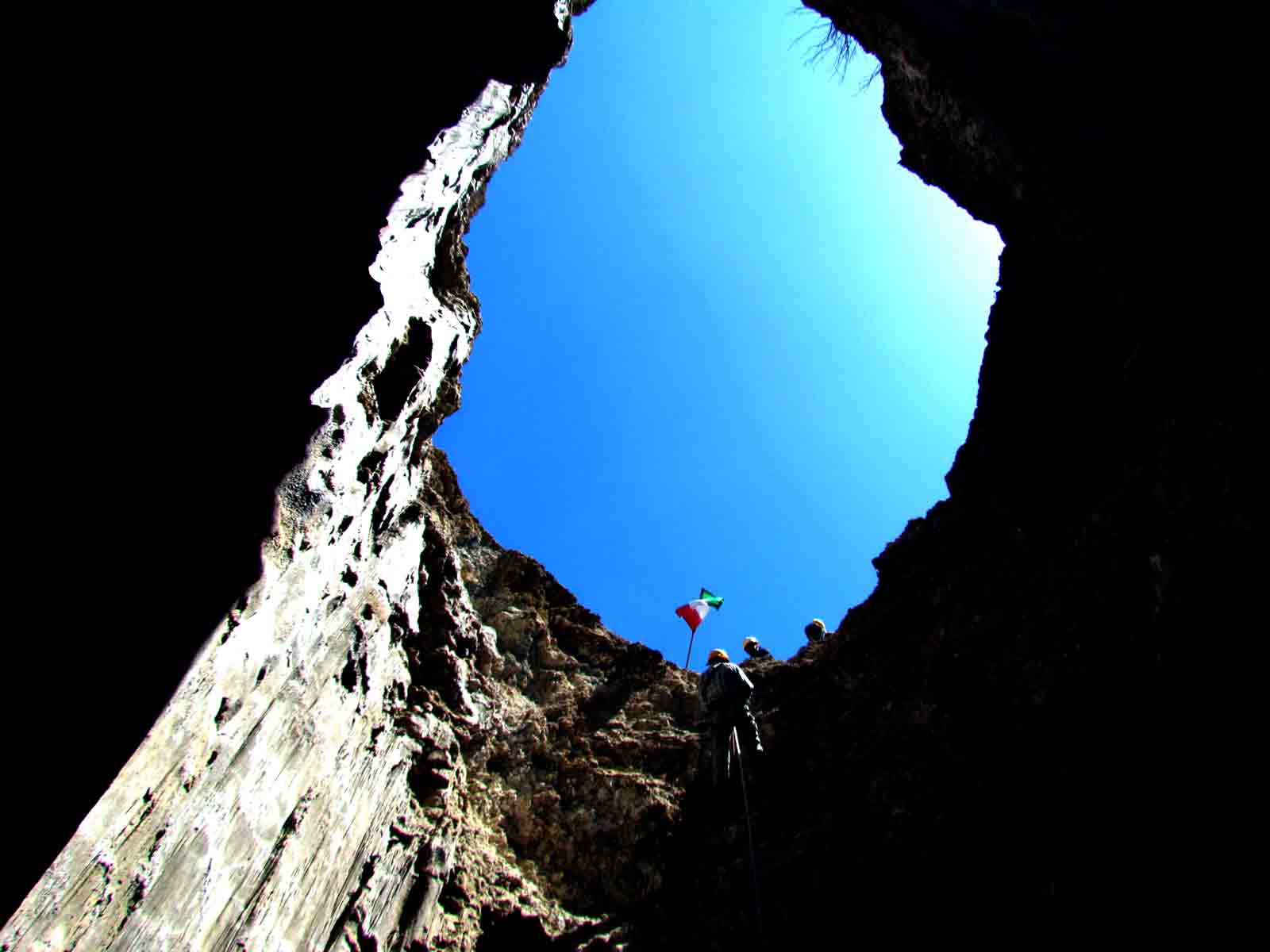 کشف اولین چاه غار عمودی لارستان در دل ارتفاعات دنگز