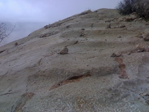 مسیر قله کوه استخر که به شکل پله تراشیده شده اند با قدمت 2500 سال