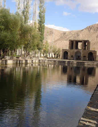 عمارت آغا محمد خان در قسمت جنوبی دریاچه چشمه علی
