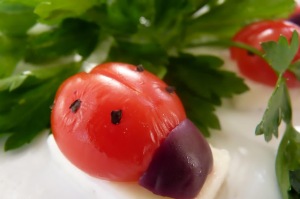 در اوردن گوجه ب شکل رز , طرزگل کردن گوجه فرنگی , طرز درست کردن گل با گوجه 