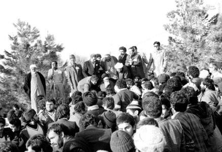امام خمینی در حال استقرار در جایگاه سخنرانی خود در بهشت زهرای تهران