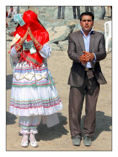 عکس هایی از رقص کُرمانجی در قوچان  رقص کُرمانجی از دیر باز با لباس کردی در قوچان موسوم بوده و هست