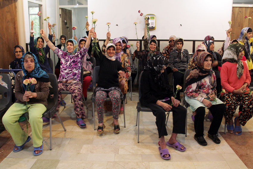همیاران حقوق بشر اسلامی از مادران سالمند آذربایجان شرقی عیادت کردند