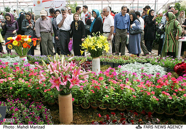 بازديد مردم از جشنواره گل و گياه در محلات