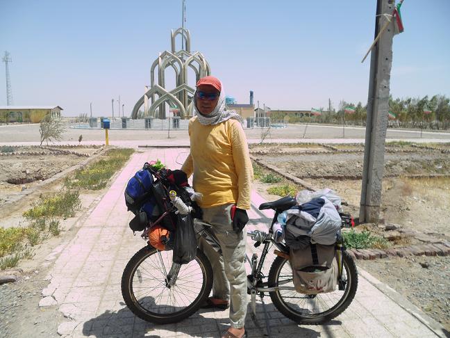 با ارزان ترین دوچرخه دورنوار مرزی ایران را بعنوان اولین و آخرین ایرانی رکاب زدم