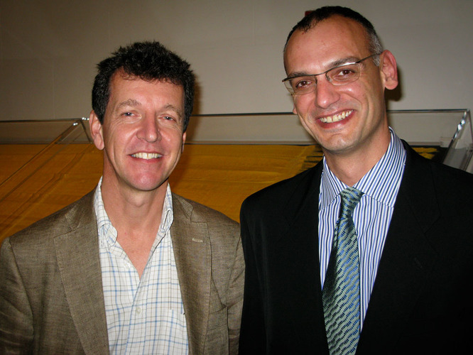 سيمون پيرز (نفر سمت چپ) و همکار او نيکولاس گادلي