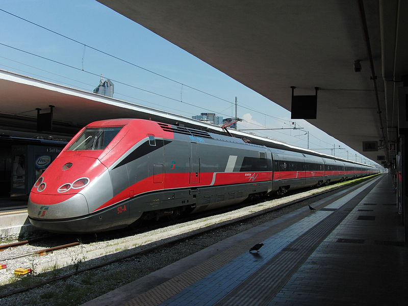 800px-Naples Central station gorgeous long-distance train