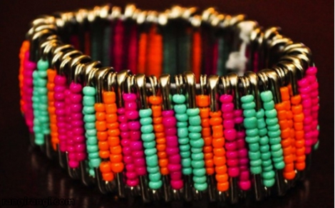 با سنجاق قفلی دستبند های رنگی رنگی بسازید