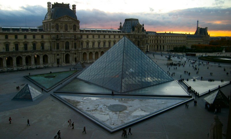 Louvre%20and%20Pyramid%20-%20evening.jpg