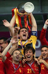 ایکر کاسیاس به عنوان کاپیتان اسپانیا جام را بالای سر برده است