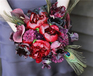 دسته گل عروس با پر طاووس
