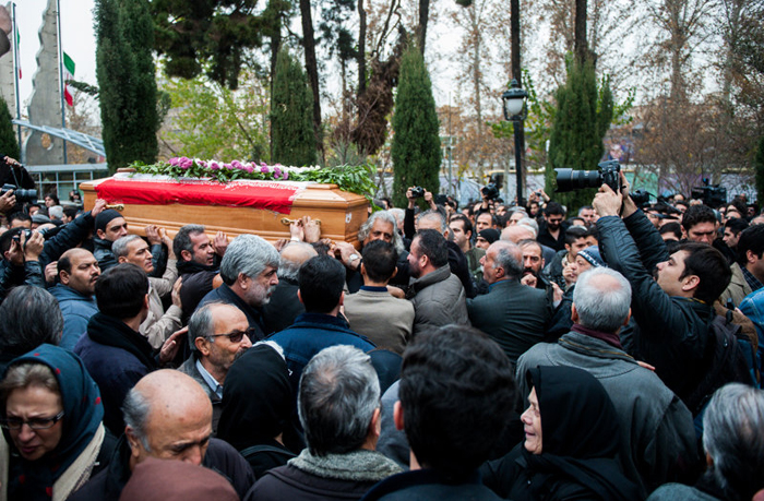 مراسم تشیع جناز انوشیروان ارجمند , گریه های برزو ارجمند برای پدرش