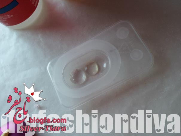 Glue-tray-using-old-contact-lenses-case.