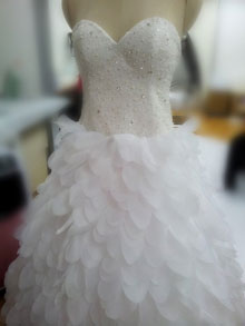 سنگ دوزی روی لباس عروس
