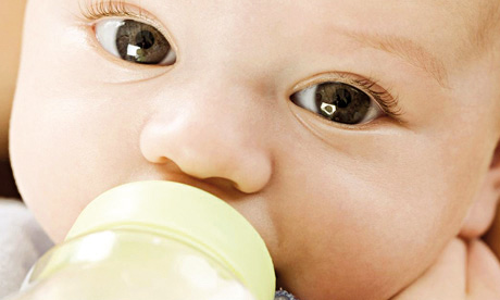 گرفتن ششه از شیرخوار , نحوه عادت دادن نوزاد به شیشه شیر , شیر دادن به نوزاد با شیشه 
