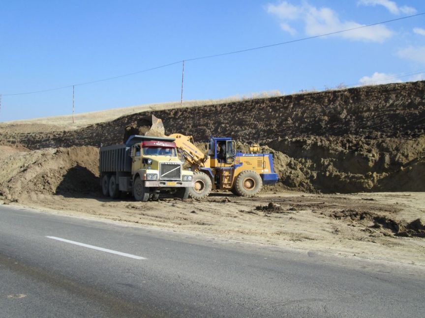 خاکبرداری قسمتی از مسیر بزرگراه اهر - تبریز توسط اداره راه و شهرسازی اهر