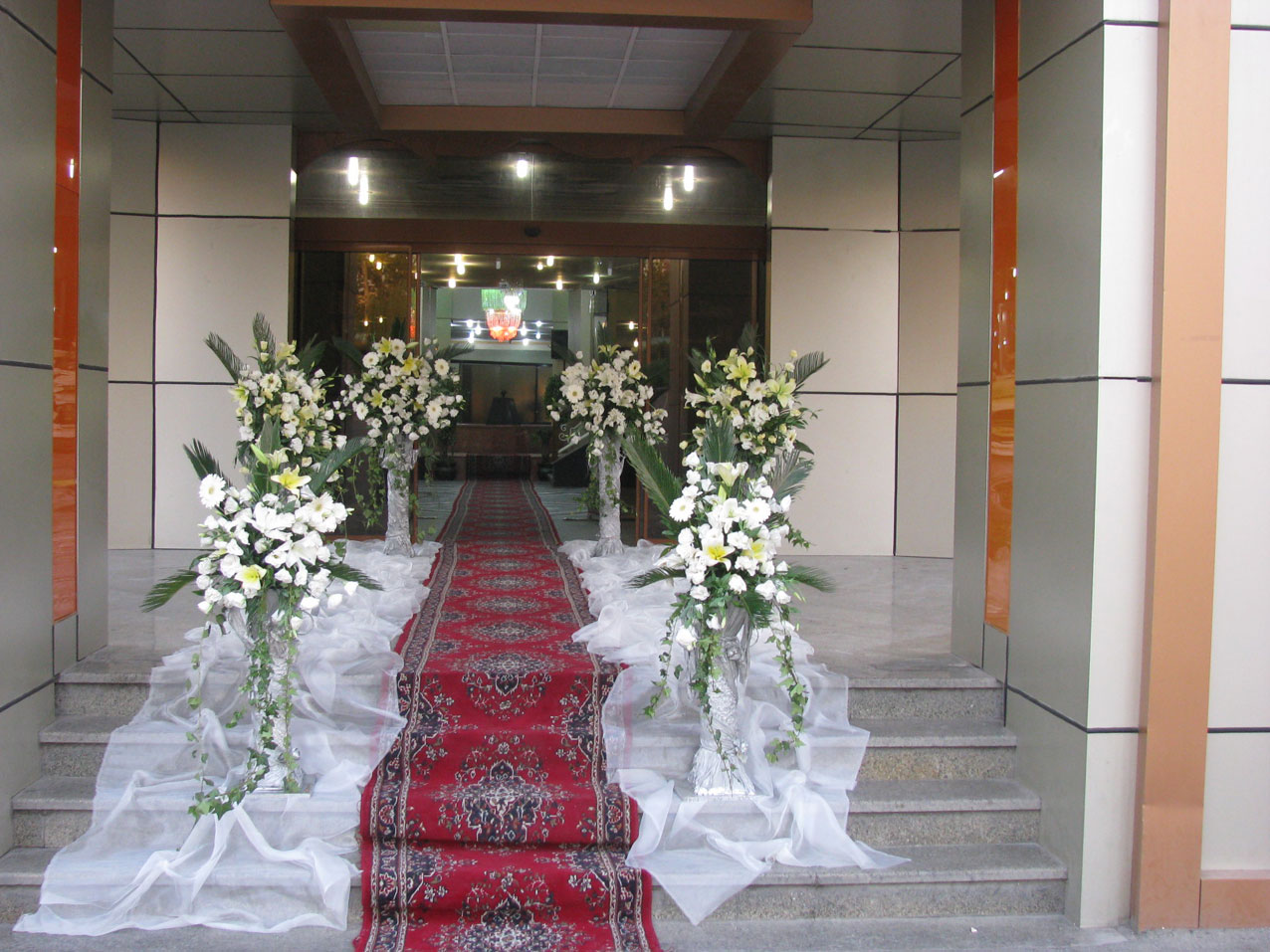 گل آرایی جایگاه عروس و داماد و ورودی تالار