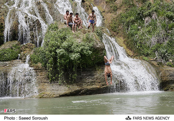 گردشگران در آبشار بيشه استان لرستان