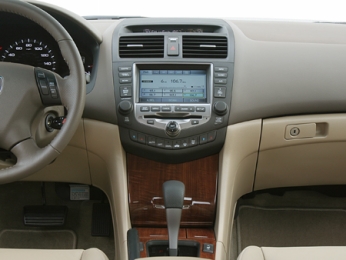 2007 Honda Accord Sedan EX-L V-6 5-Spd AT w/ Navigation System Center 1/3 of Dash