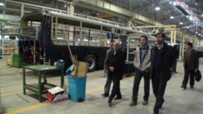 استاندار اردبیل در حین بازدید از کارخانه اتوبوس سازی سبلان