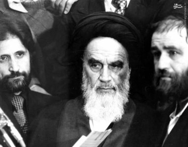 امام خمینی قبل از سخنرانی در سالن فرودگاه مهرآباد تهران