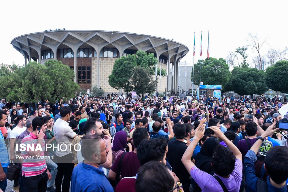 شادی مردم تهران پس از انتخابات ۲۹ اردیبهشت