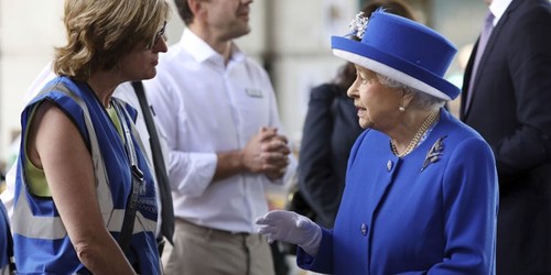 دیدار ملکه الیزابت و نوه اش با قربانیان برج سوختۀ لندن