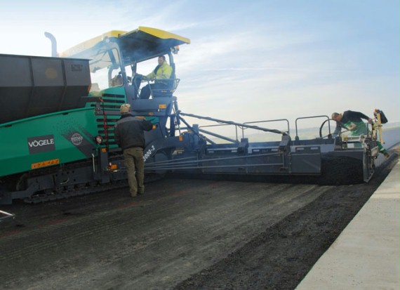 With the SB 300-2 Fixed-Width Screed, the wearing course of the B 56 federal highway was paved in a single pass in widths between 11.6m and 12.5m.