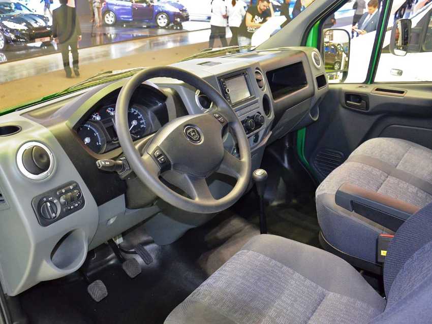 ون غزال مدل 2014 با کنترل از روی فرمان و کولر دیجیتال و دوربین دنده عقب و عیب یاب الکترونیکی و ایربگ و دوگانه سوز باصندلی گودی کمر پر کن و زیر دستی دار و گرمکن آینه و دما سنج داخل و بیرون خودرو .