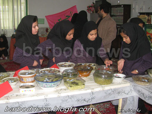 تصاویر جشنواره غذاهای محلی در مدرسه راهنمایی دخترانه شاهد جهرم(قسمت دوم)