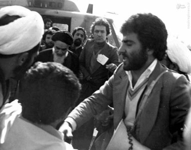امام خمینی در حال خروج از بالگرد در بهشت زهرای تهران