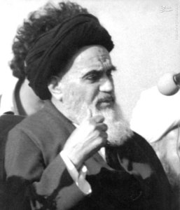 امام خمینی در حال انجام سخنرانی خود در بهشت زهرای تهران