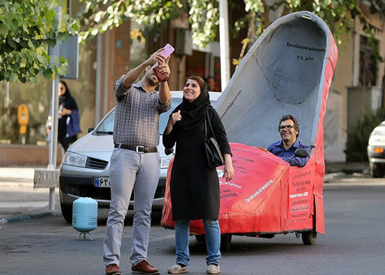 ,عکس: مردی سوار بر کفش زنانه در تهران کفش زنانه,کفش,علی واکسیما,جالب انگیز، جالب انگیزترین ها، مطالب جالب، عکسهای جالب، جالبترین ها، مطالب جالب و خواندنی