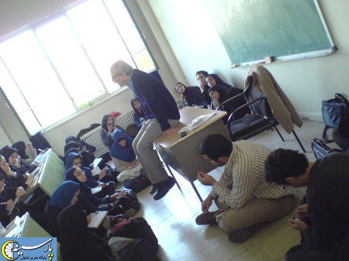 کلاس درسی از استاد دکتر شفیعی کدکنی در دانشگاه تهران ...