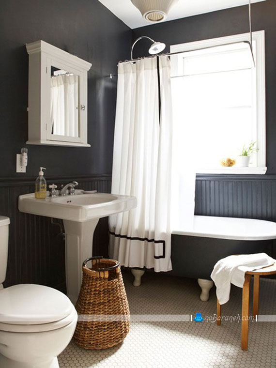 حمام و دستشویی با دیوارهای سیاه رنگ و تزیینات سفید رنگ