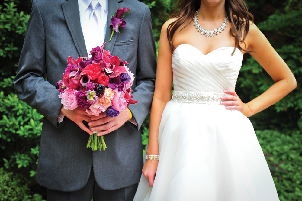 bouquet_plum_hot_pink_bride_and_groom_da